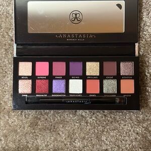 Anastasia Beverly Hills eyeshadow palette